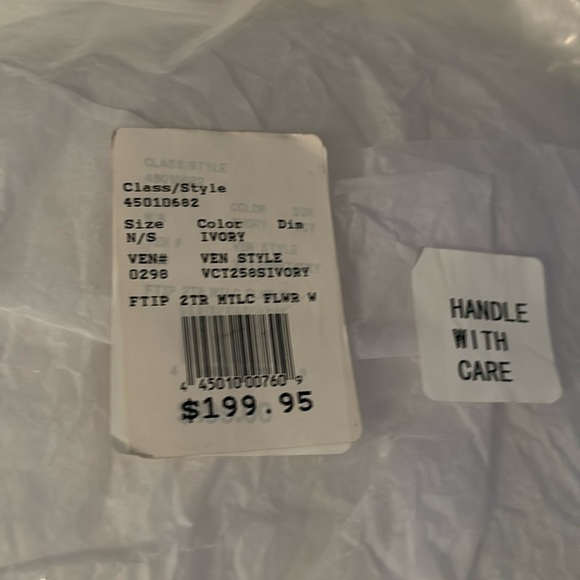 Make offer! NWT Fingertip 2 Tier Bride Veil Beaded edging flower scroll design - Picture 5 of 13